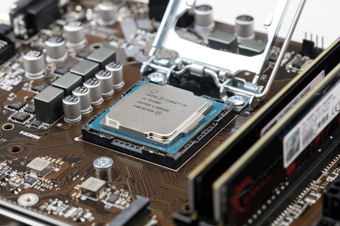 Variedad de componentes de hardware informático para reparación de PC